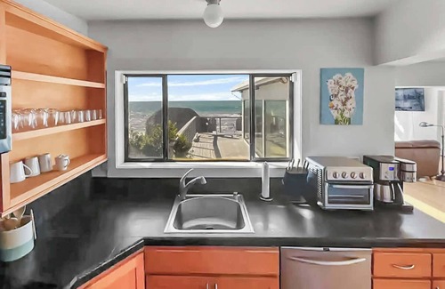 Sereno del Mar House | Malibu of the North Oceanfront w 3 Suites