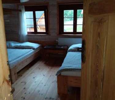 Lutowiska House | malinowy beret