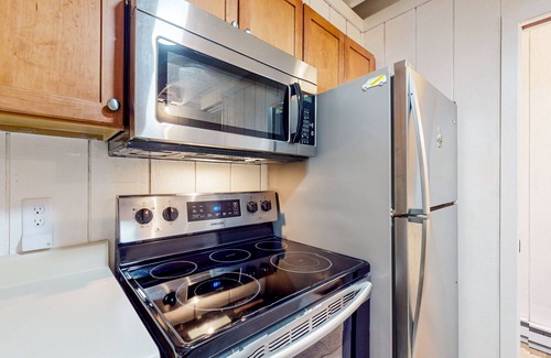 Selbyville House | Mallard Lakes townhouse in peaceful community with pool, hot tub, fishing pier