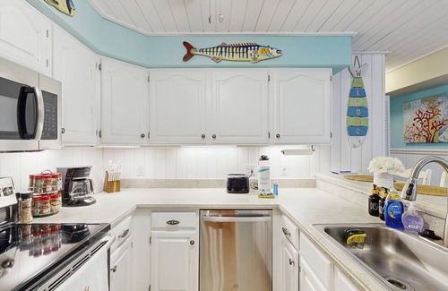 Selbyville House | Mallard Lakes townhouse in peaceful community with pool, hot tub, fishing pier