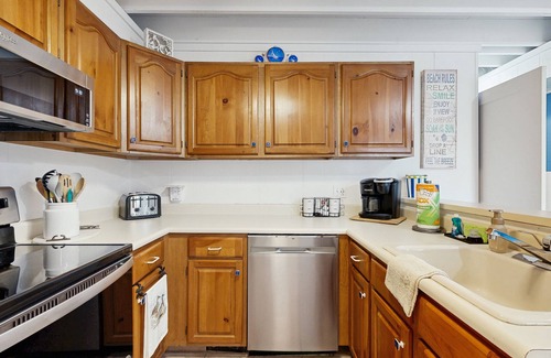 Selbyville House | Mallard Lakes Waterfront Getaway w/Free WiFi, A/C, Shared Pools, & Hot Tub