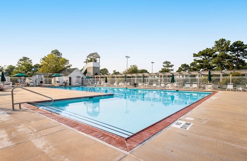 Selbyville House | Mallard Lakes Waterfront Getaway w/Free WiFi, A/C, Shared Pools, & Hot Tub