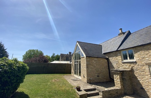 Carterton House | Malt Barn Holiday Home with 7 Bedrooms & Hot Tub