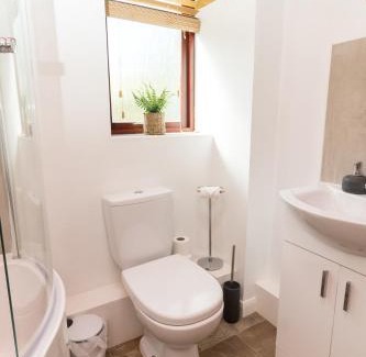 Carlisle Apartment | Maltings House Cosy and Stylish 2 bedroom flat near the city centre with free parking and ensuite rooms
