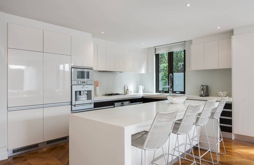 Malvern House | Malvern Heights (with car parking)