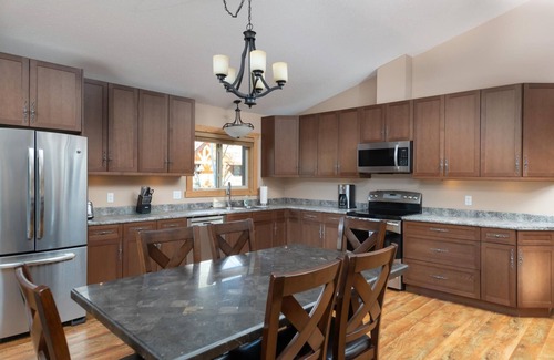 Valemount House | Mama Bear Cabin Rental