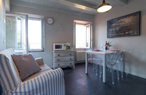Fiumelatte House | Mamma Ciccia Holiday Home - La Tour Orange Varenna