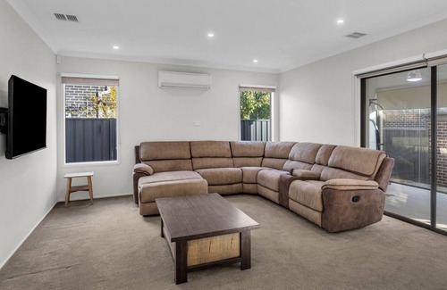 Caroline Springs House | Mammoth on Creekview - 5 Bedrooms, Family Friendly Holiday House