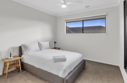 Caroline Springs House | Mammoth on Creekview - 5 Bedrooms, Family Friendly Holiday House