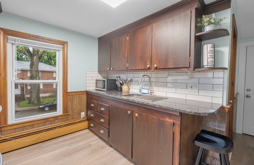 Manchester Apartment | Manchester 1-Bedroom Oasis APT Near Downtown Main Street. Pet-Friendly!