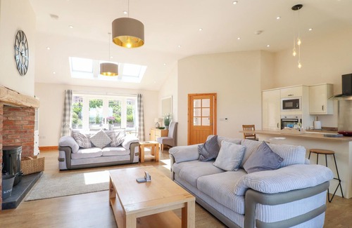 Melton Mowbray House | MANDARIN COTTAGE, pet friendly, with open fire in Melton Mowbray
