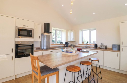 Melton Mowbray House | MANDARIN COTTAGE, pet friendly, with open fire in Melton Mowbray