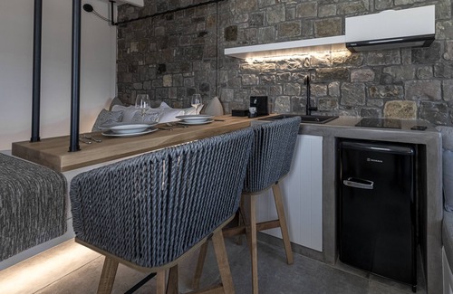 Apollonia Hotel | Manesis Suites