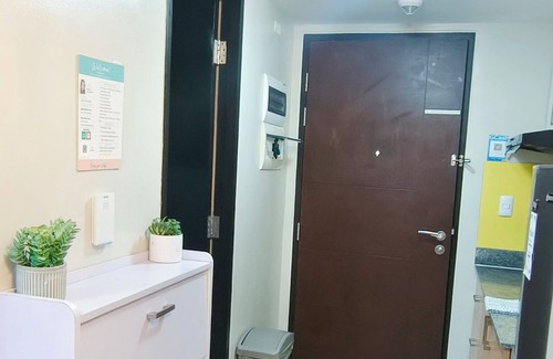 Socorro House | Manhattan plaza tower 1 araneta center cubao with Balcony, karaoke, netflix