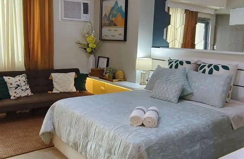 Socorro House | Manhattan plaza tower 1 araneta center cubao with Balcony, karaoke, netflix
