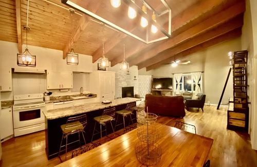 Manitou Springs House | Manitou Midcentury with great location