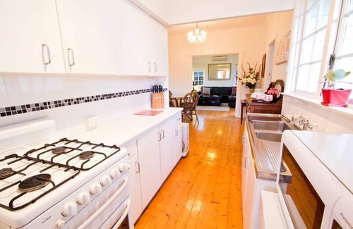 Manly Vale House | Manly Sunshine Cottage - quiet family retreat
