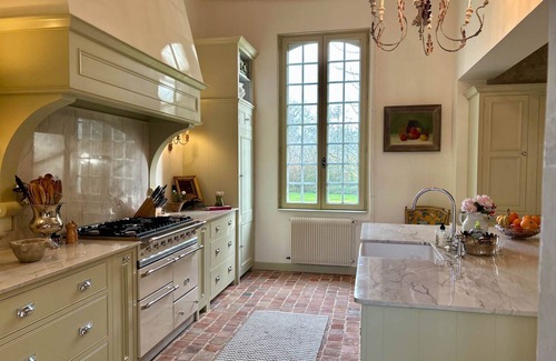 Allonnes Villa | Manoir Des Arts - Five Bedroom Villa, Sleeps 10