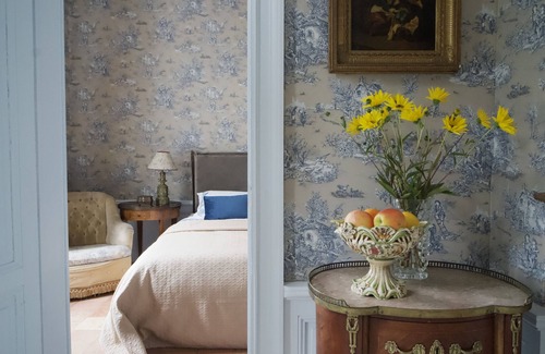 Bourre Bed & Breakfast | Manoir de la Salle du Roc - Constance suite King size bed.