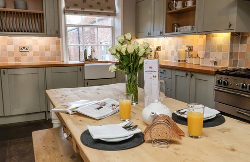 Ryther House | MANOR HOUSE, character holiday cottage, with hot tub in Tadcaster