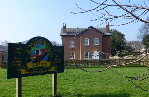 Ormskirk Bed & Breakfast | Manor House Farm