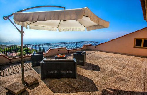 San Marco d'Alunzio Apartment | Mansarda sopra il mare