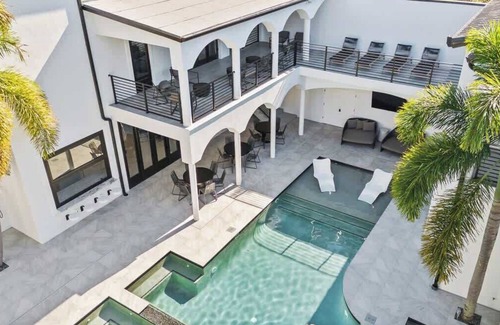 Sunset Park Villa | *MANSION* 10 Bdrm-14 Bath-Pool-Spa-Gym-Arcade-S. Tampa