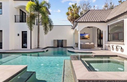 Sunset Park Villa | *MANSION* 10 Bdrm-14 Bath-Pool-Spa-Gym-Arcade-S. Tampa