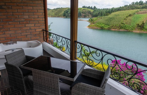 Zona Rosa Villa | Mansion in Guatapé - Colombia