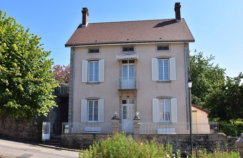 Martigny-le-Comte House | Mansion in Martigny with Heated Pool & Vineyards
