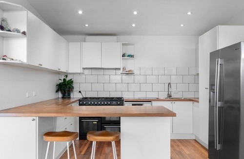 Verrierdale House | Mantra Guest House: Serene Noosa Hinterland Stay with Views & Private Deck