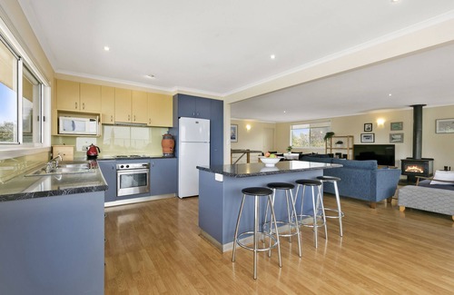 Ventnor House | Manuka Lodge Ventnor with fantastic views & great for families