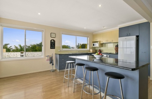 Ventnor House | Manuka Lodge Ventnor with fantastic views & great for families