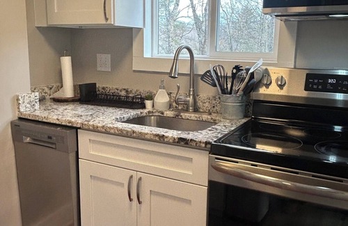 Mount Jackson Cottage | Maple Cottage - Cheery Ridgetop Home in Mt Jackson, 3 Acres and Mtn Views