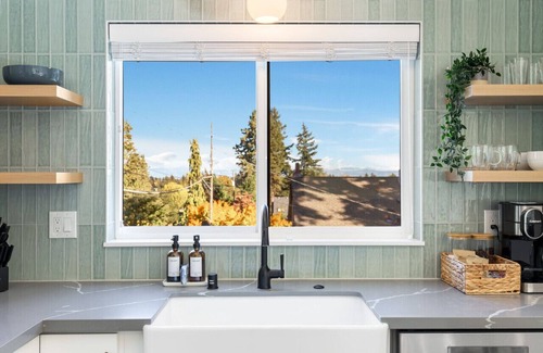 Seattle House | Maple Leaf Retreat |2BD 3B| Garage Parking