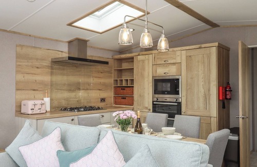 Teigngrace Cottage | MAPLE LODGE, pet friendly, country holiday cottage in Kingsteignton