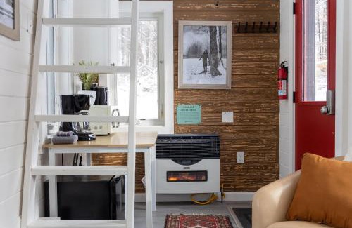 Johnson House | Maple Sugar Shack Tiny House with hot tub & river by Stowe