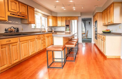 Newport House | Maplewood Lakehouse in Newport