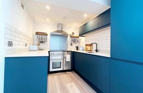 Marazion House | Marazion Charming Retreat for 6 with Social Garden