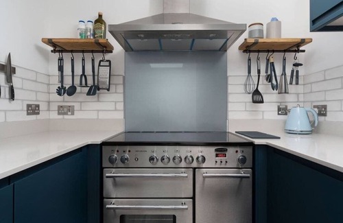 Marazion House | Marazion Charming Retreat for 6 with Social Garden