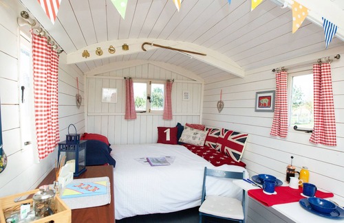 Huntingdon House | March Luxury Shepherd's Hut - Hot Tub - stunning location. Access to sauna.
