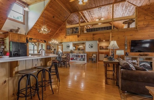 Dunlap Cabin | MARCH RATE REDUCTION! PERFECT SPRING BREAK BOOK NOW! POOL WITH VIEWS! EV charger