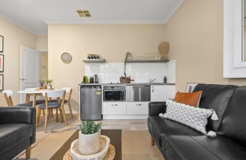 Calare Villa | Marcotta Guest Suite - Moments to Golf Course
