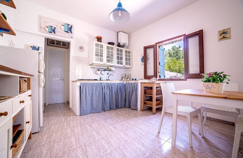 Corsano Cottage | MAREBLU, trullo with splendid veranda facing the sea inside the Franchina