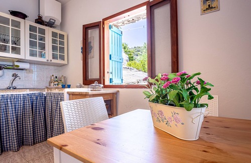 Corsano Cottage | MAREBLU, trullo with splendid veranda facing the sea inside the Franchina