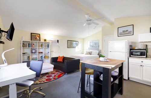 Government Hill House | Marfa - A Birdy Vacation Rental