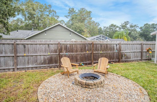 Gainesville House | Margaritaville Oasis: Pool + Fire Pit