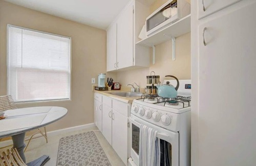 Central Mission Beach Apartment | * Margaritaville - Steps to Sand + A/C & Bikes!