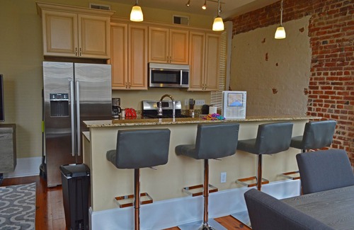 Arts/Warehouse District Condo | "Margaux" Fully renovated 2 bed/2 bath Walk to WWII, Superdome, Convention Ce