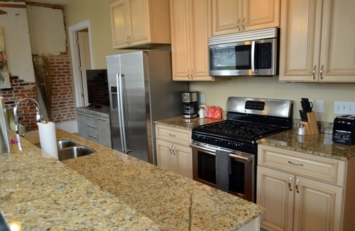 Arts/Warehouse District Condo | "Margaux" Fully renovated 2 bed/2 bath Walk to WWII, Superdome, Convention Ce